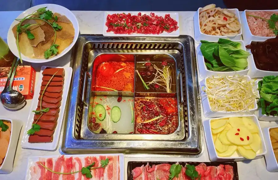 四宮格火鍋と豊富な食材