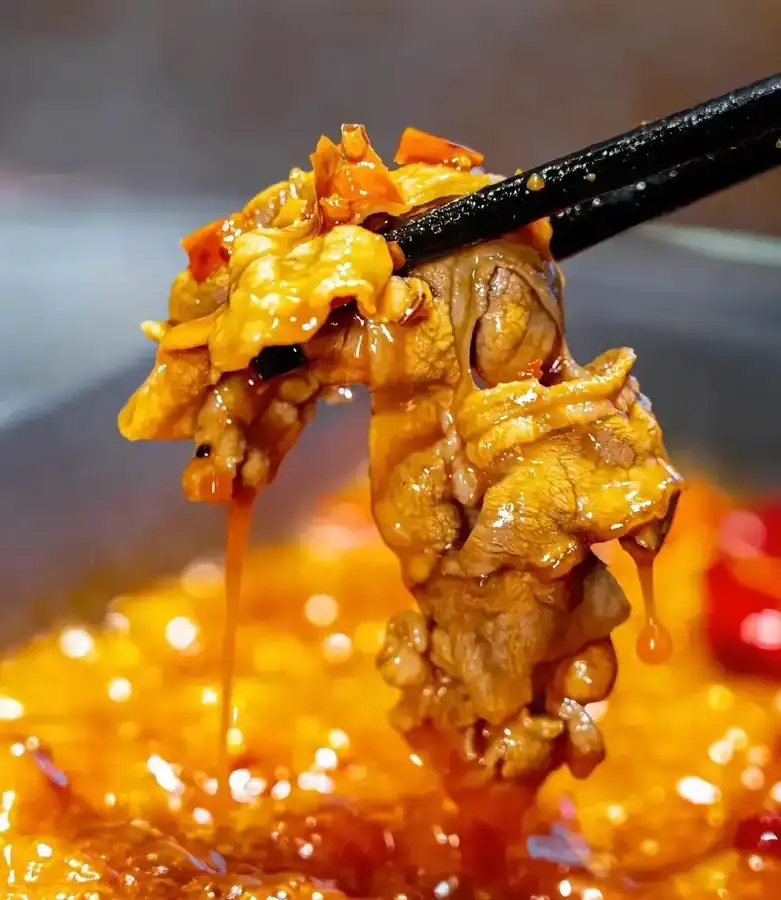 麻辣スープの旨みをまとった肉