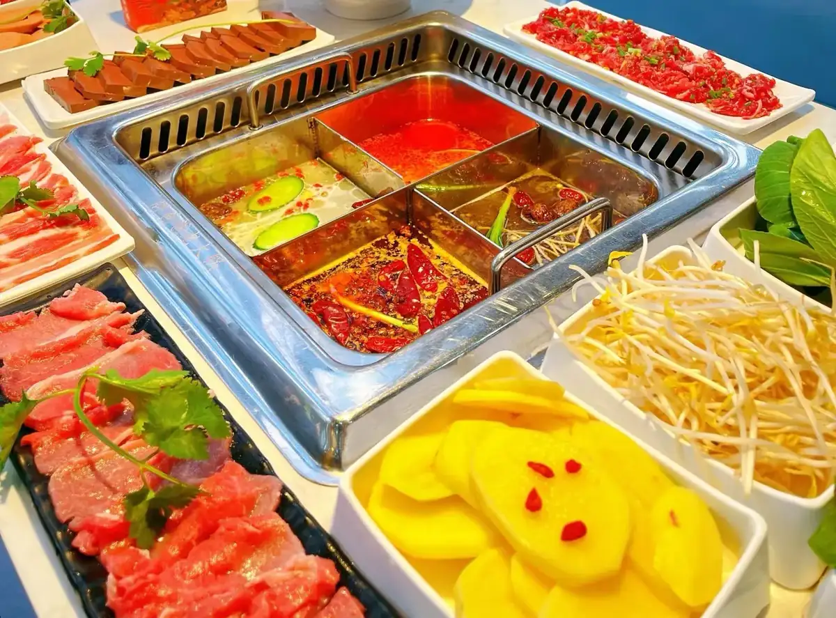 四川火鍋料理 蜀小龍の四宮格火鍋と食材